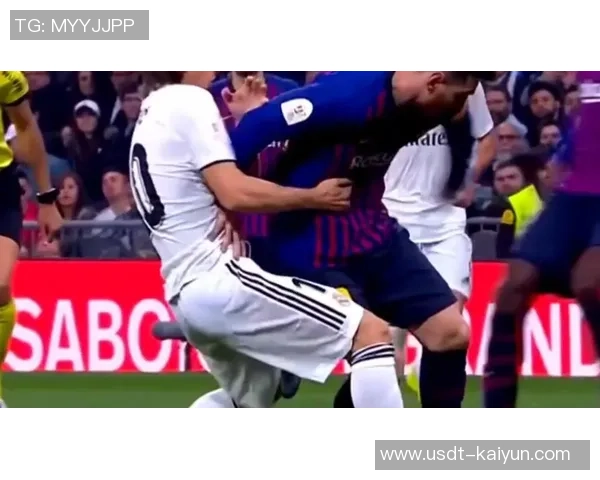 梅西在球场上的搞笑瞬间让人捧腹大笑的足球趣事合集